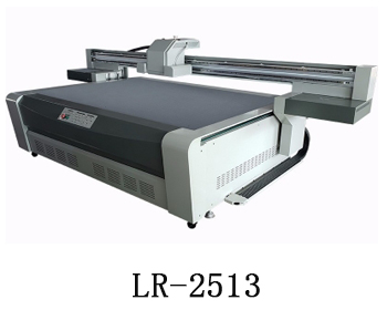 LR-2513通常我們也稱為萬(wàn)能打印機(jī)，他是根據(jù)國(guó)際標(biāo)準(zhǔn)尺寸而來(lái)，加上這種uv機(jī)器不收材質(zhì)約束，差不多什么都可以打印，通常我們也稱之為萬(wàn)能打印機(jī)